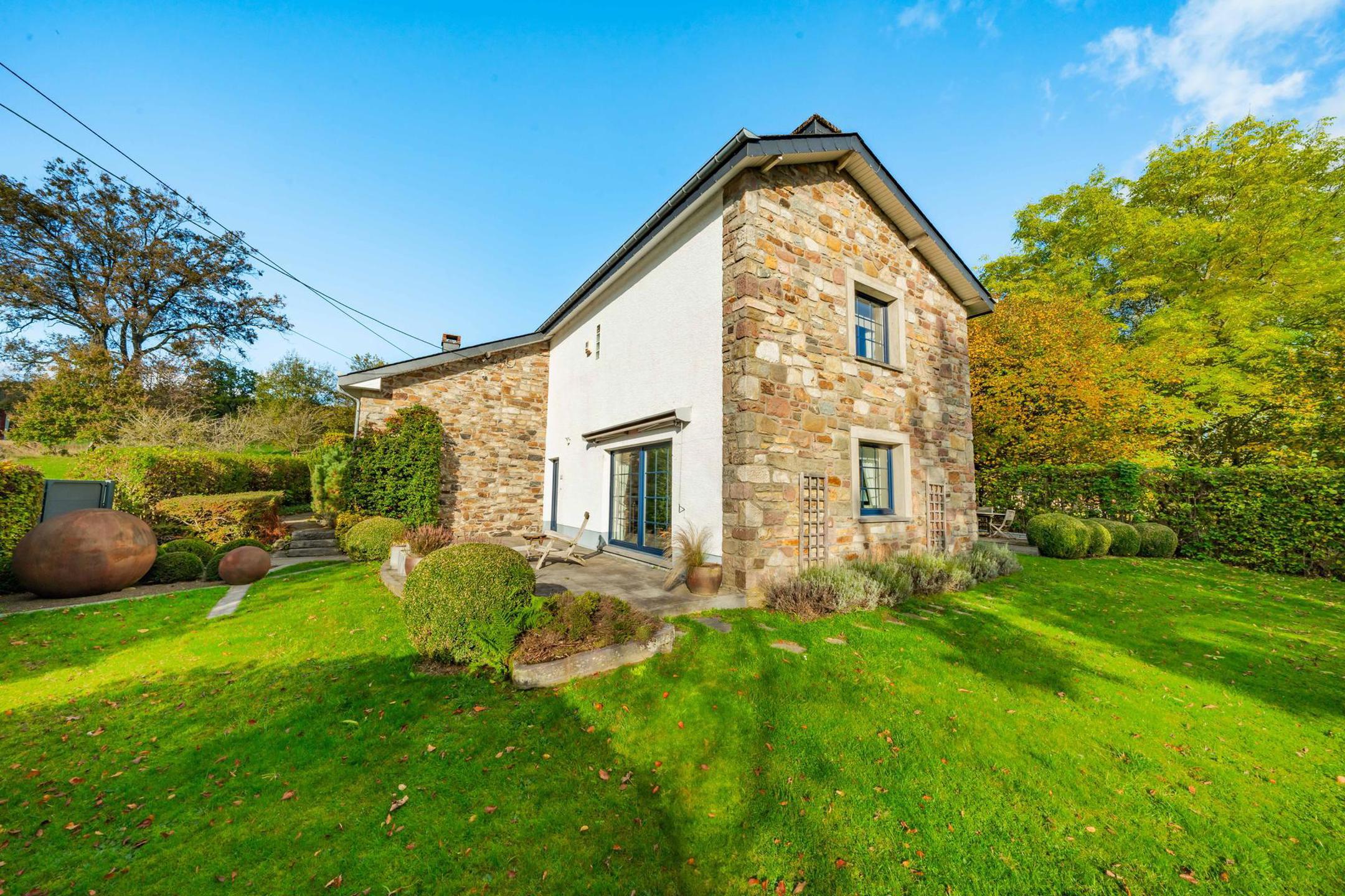 Maison de caractère et son jardin paysager